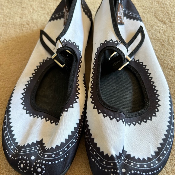 Hot Chocolate design shoes Mary Jane style soft moccasin feel. Sz 7 (37). B&W. - Picture 2 of 6